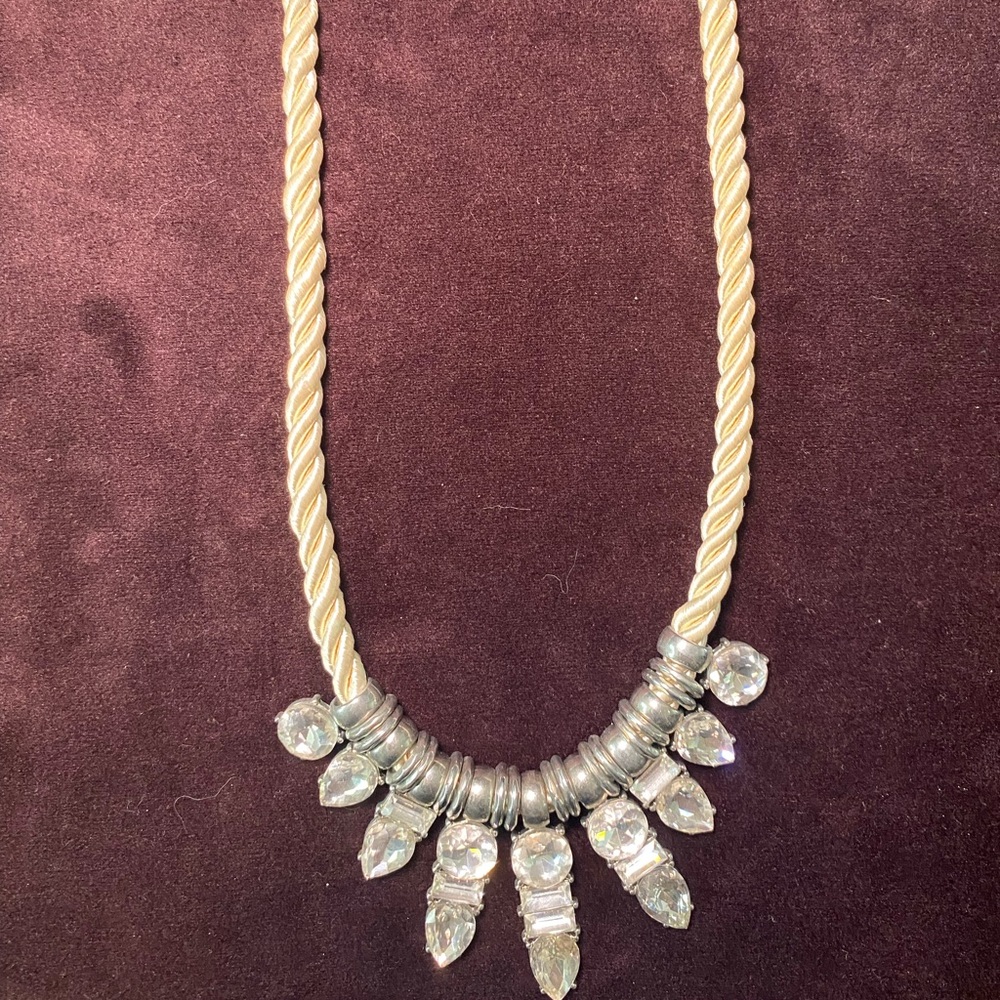 STATEMENT NECKLACE